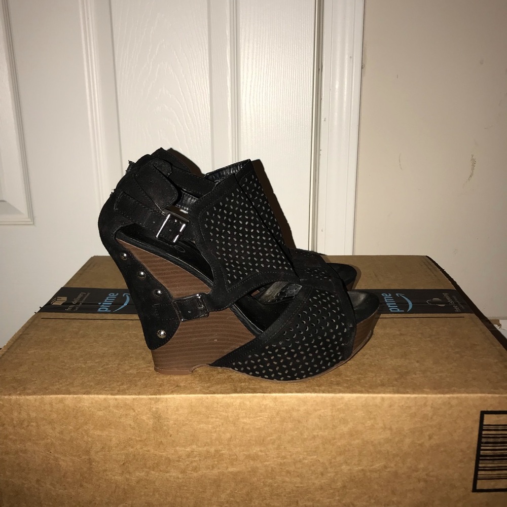 Black and brown wedges
